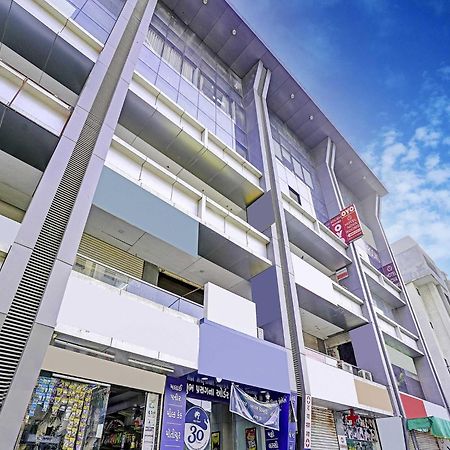 Hotel O Nova Rooms Surat Esterno foto