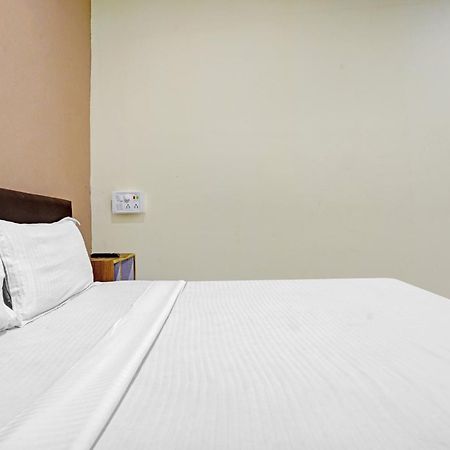 Hotel O Nova Rooms Surat Esterno foto