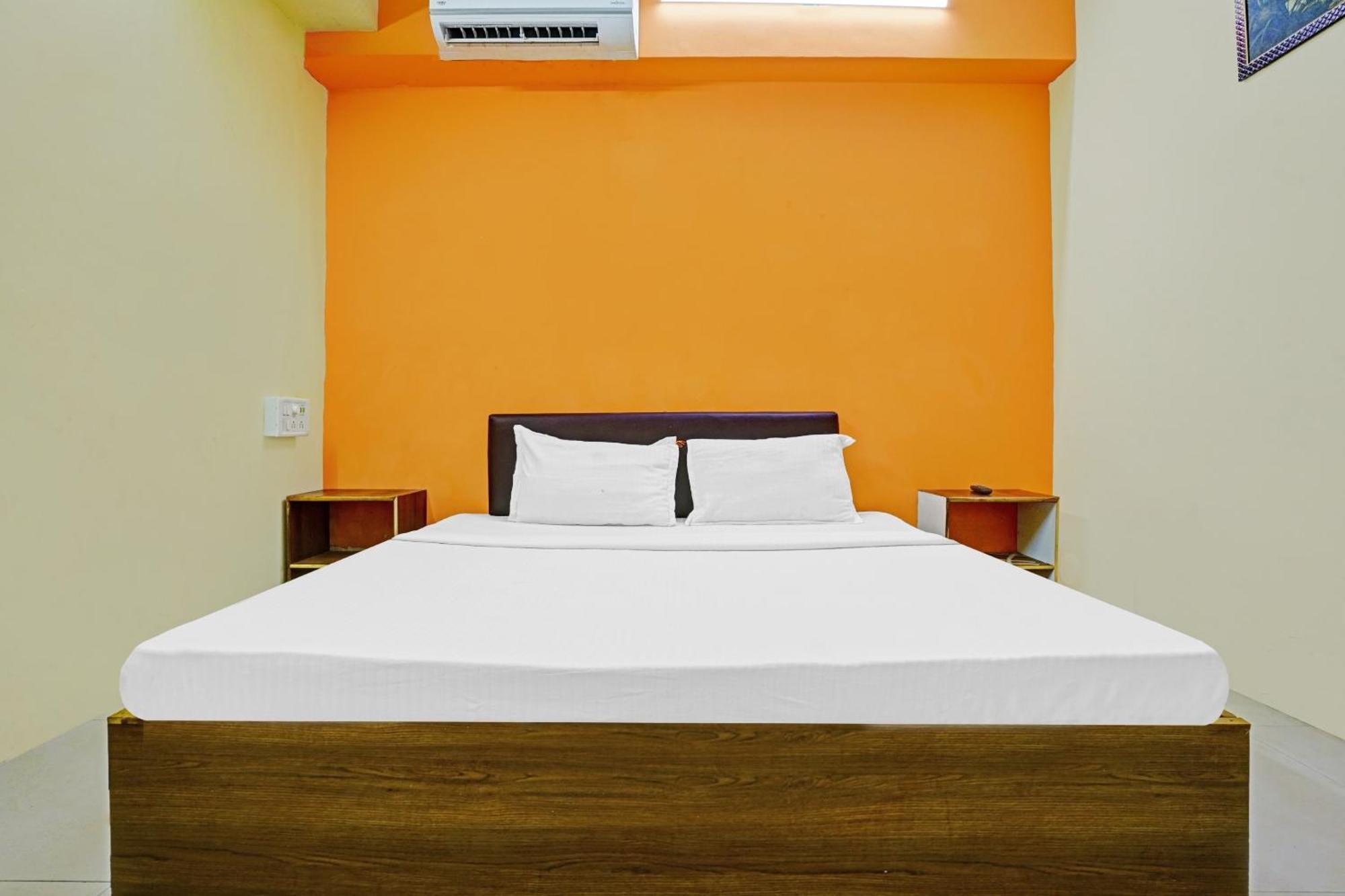 Hotel O Nova Rooms Surat Esterno foto
