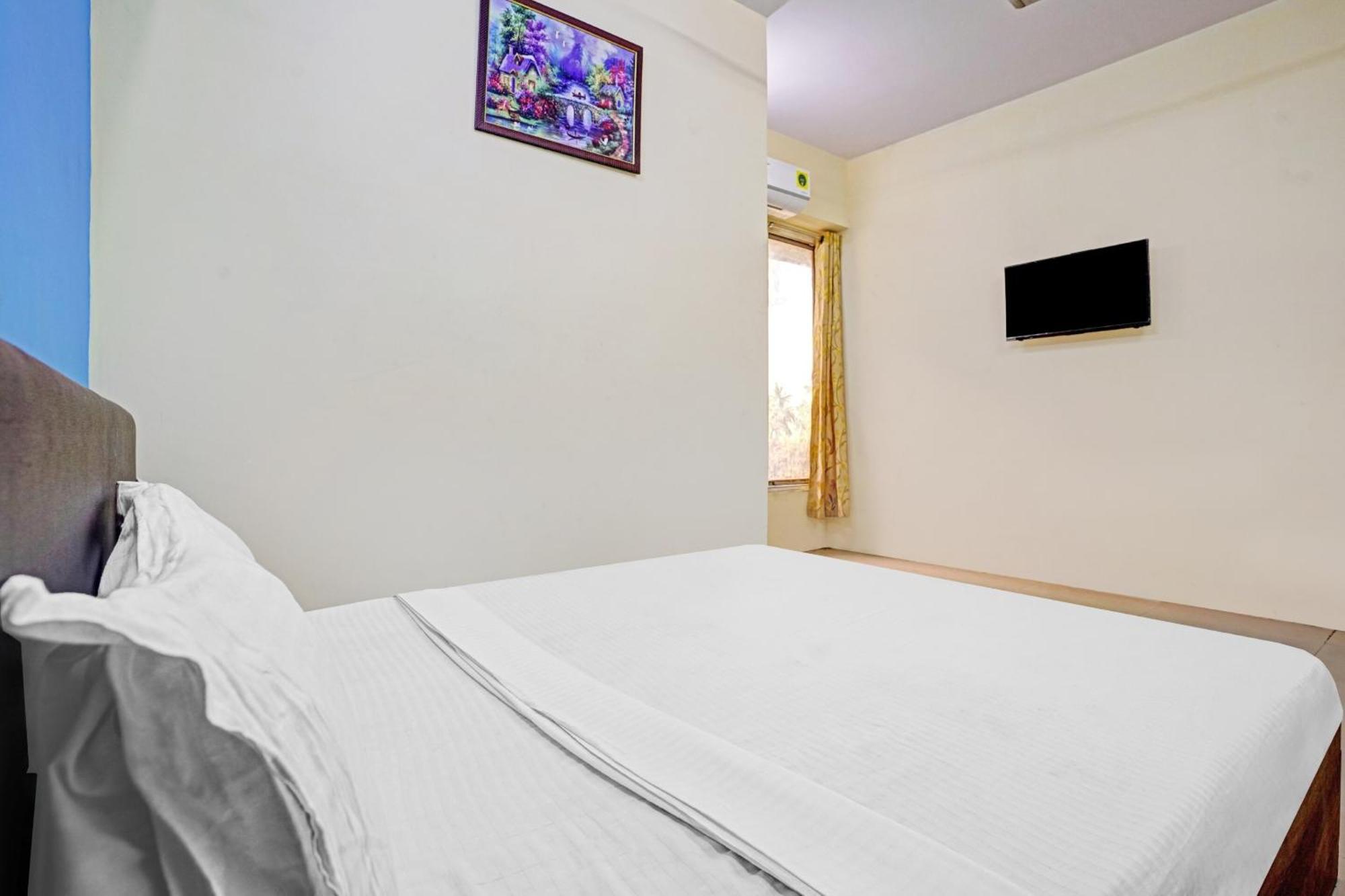 Hotel O Nova Rooms Surat Esterno foto