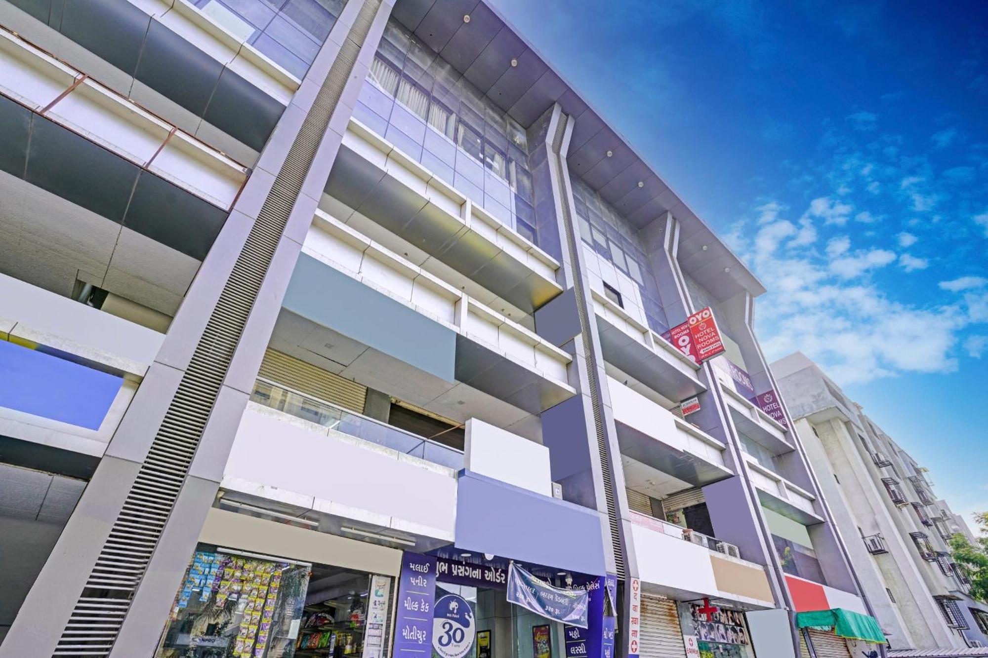 Hotel O Nova Rooms Surat Esterno foto