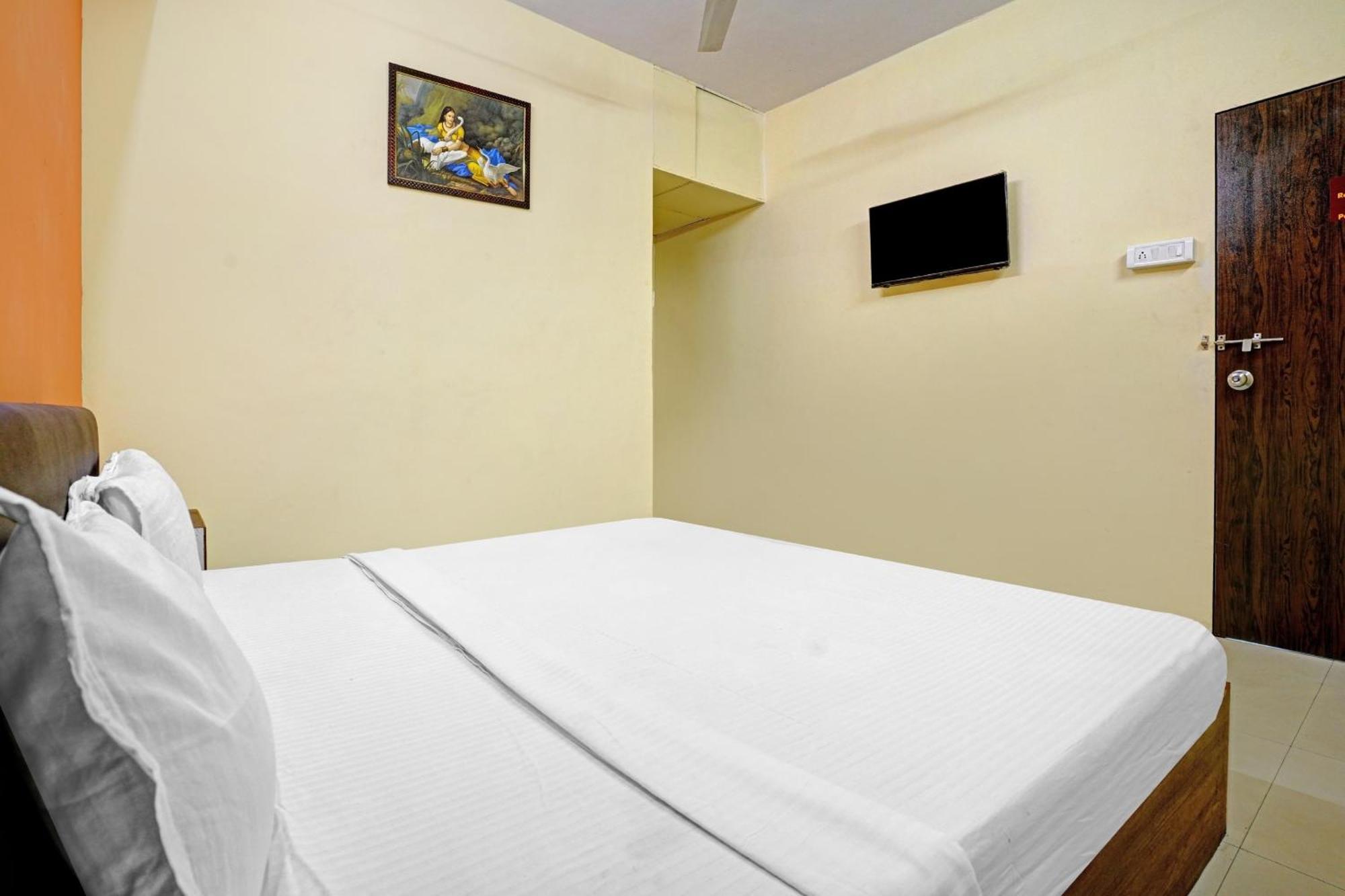 Hotel O Nova Rooms Surat Esterno foto