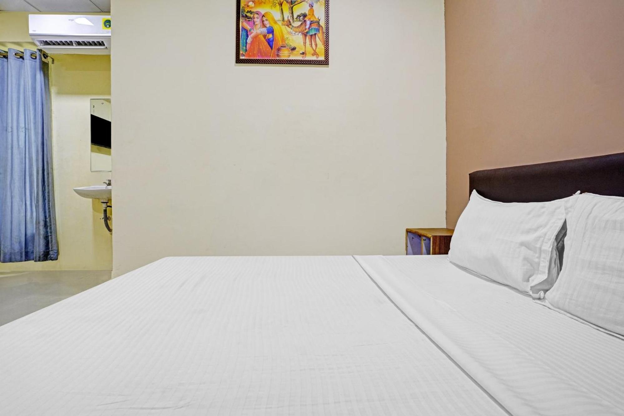 Hotel O Nova Rooms Surat Esterno foto
