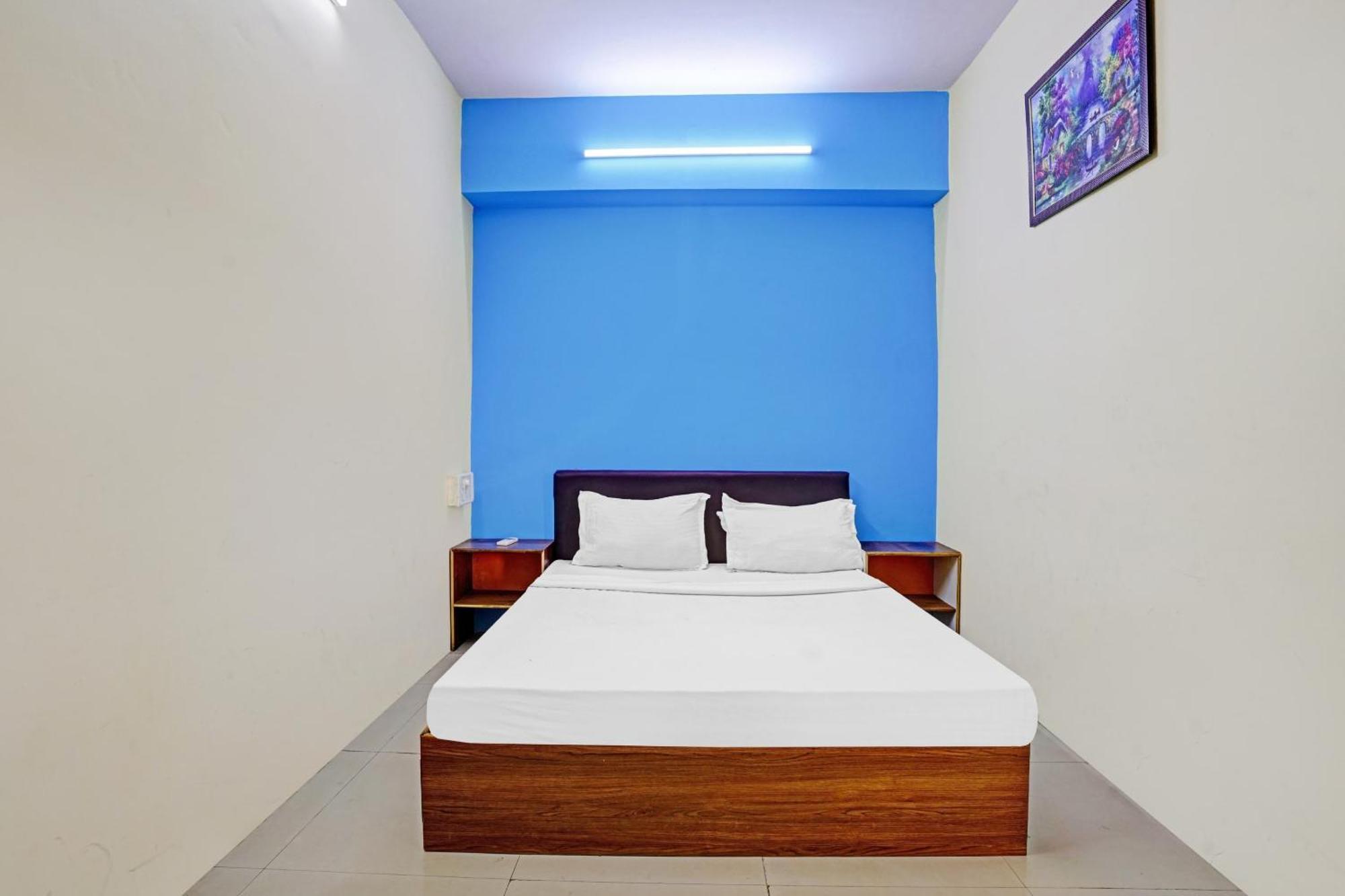 Hotel O Nova Rooms Surat Esterno foto