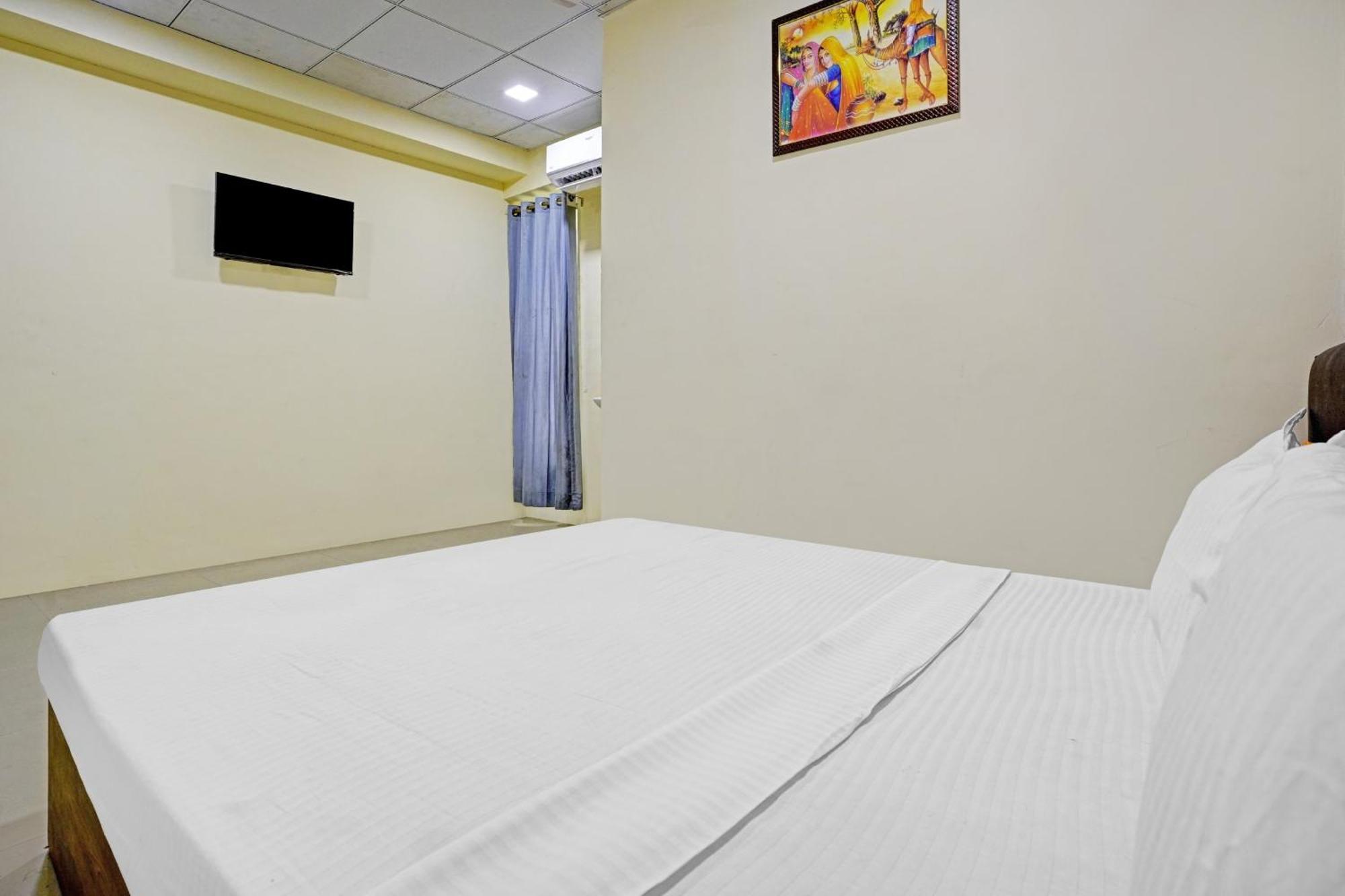 Hotel O Nova Rooms Surat Esterno foto