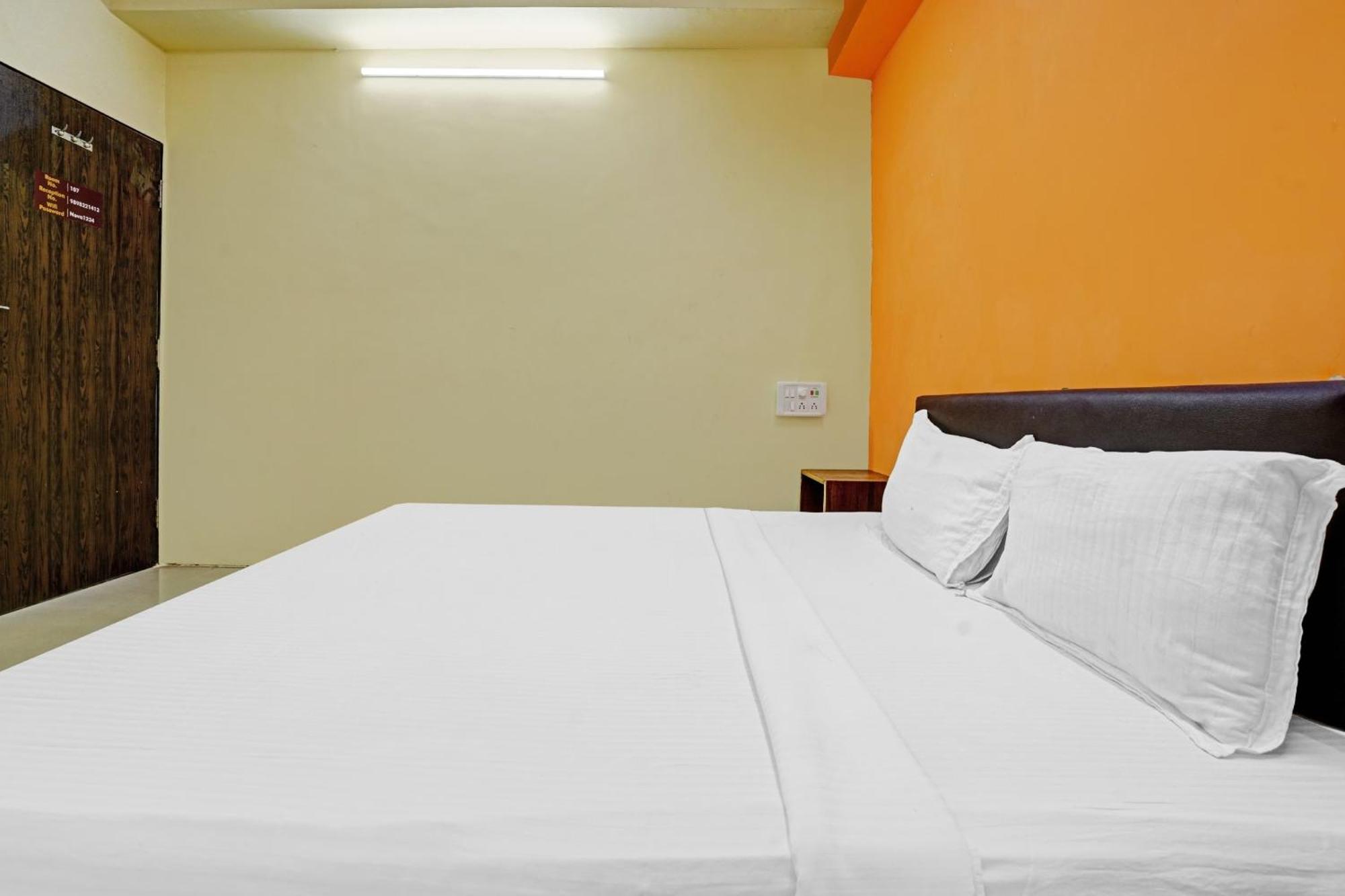 Hotel O Nova Rooms Surat Esterno foto