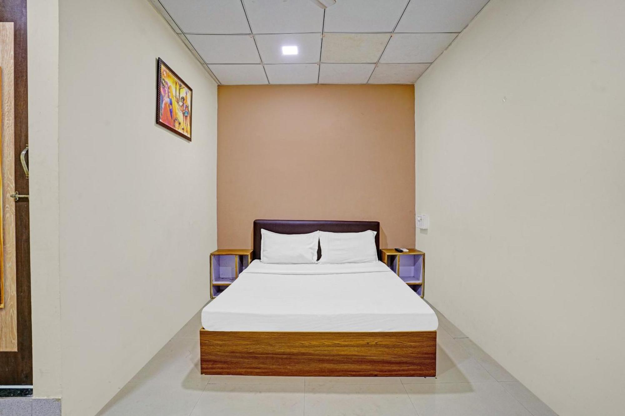 Hotel O Nova Rooms Surat Esterno foto