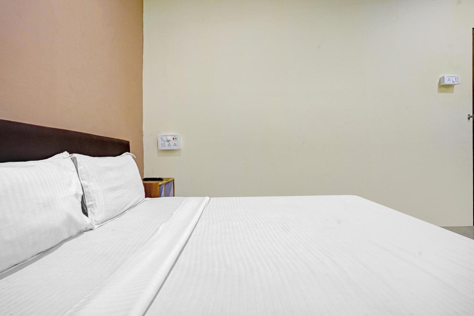 Hotel O Nova Rooms Surat Esterno foto